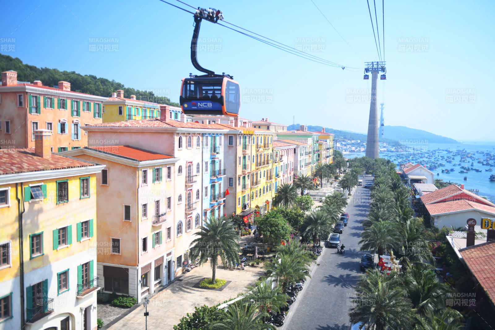 富国岛海滨彩屋缆车风景线图片