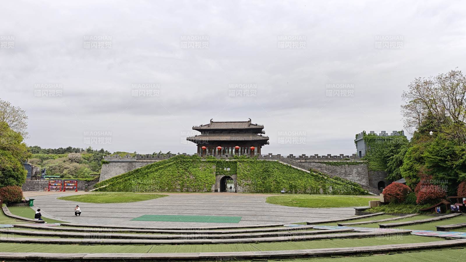 扬州鉴真路樱花大道古城墙与城楼景观图片