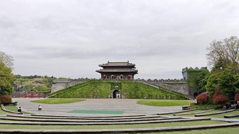 扬州鉴真路樱花大道古城墙与城楼景观图片
