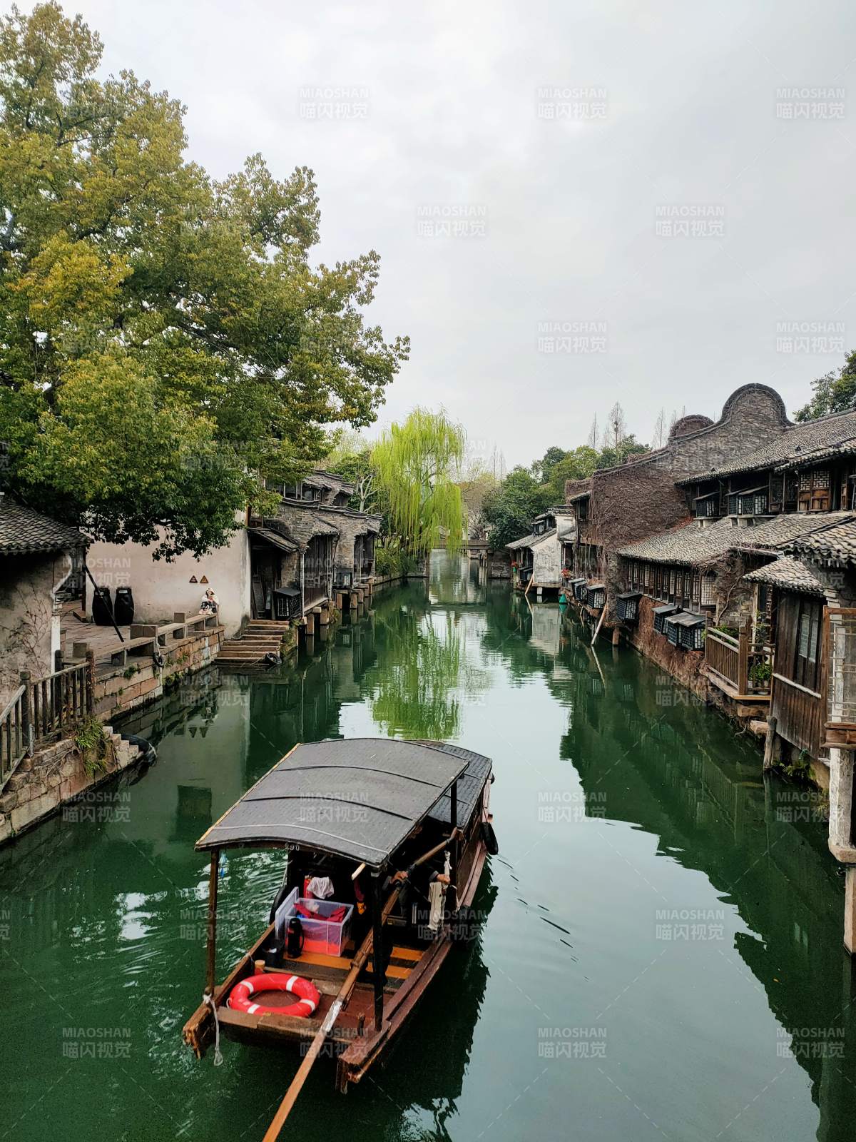 江南水乡 乌篷船游古巷图片