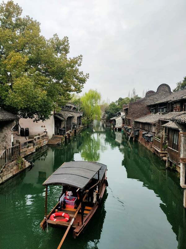 江南水乡 乌篷船游古巷图片