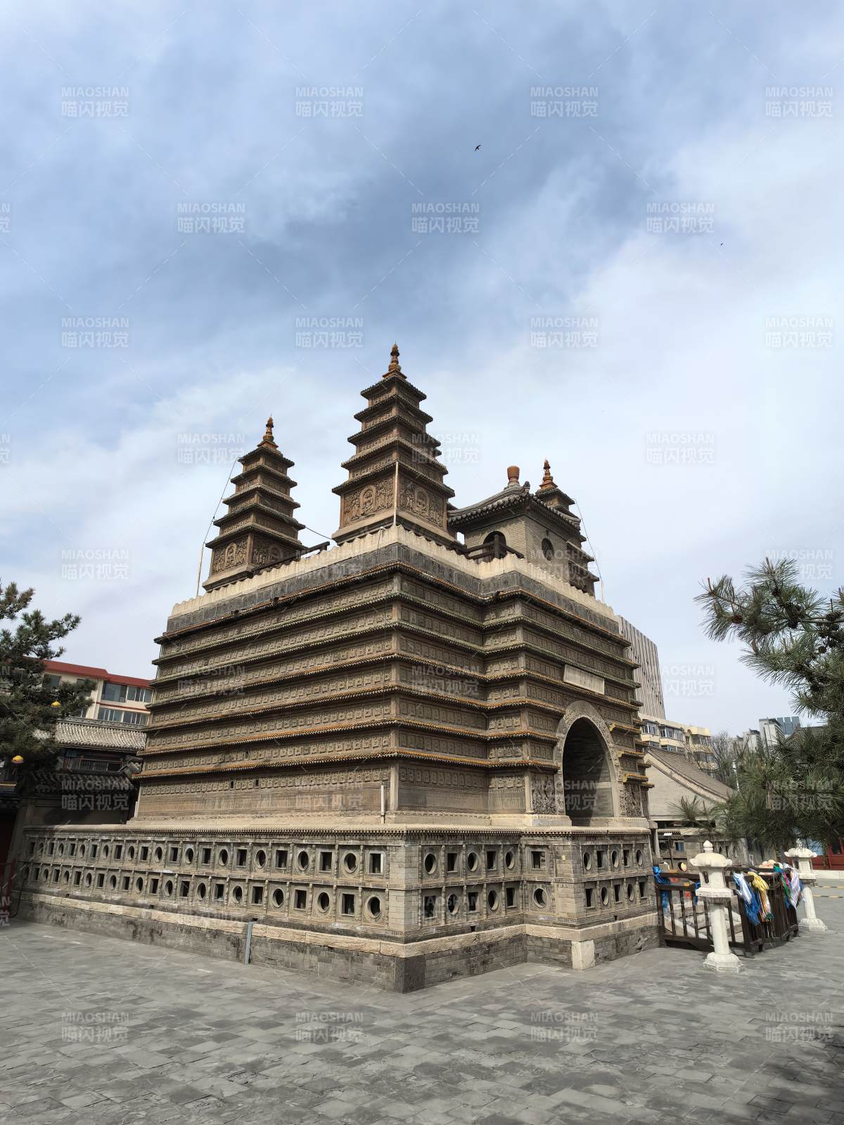 呼市五塔寺古塔巍峨映蓝天图片