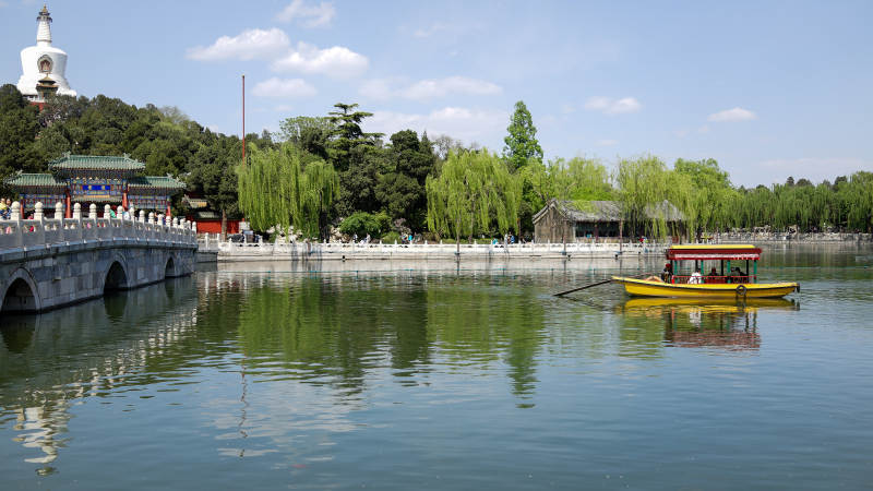 北海公园白塔游船景图片