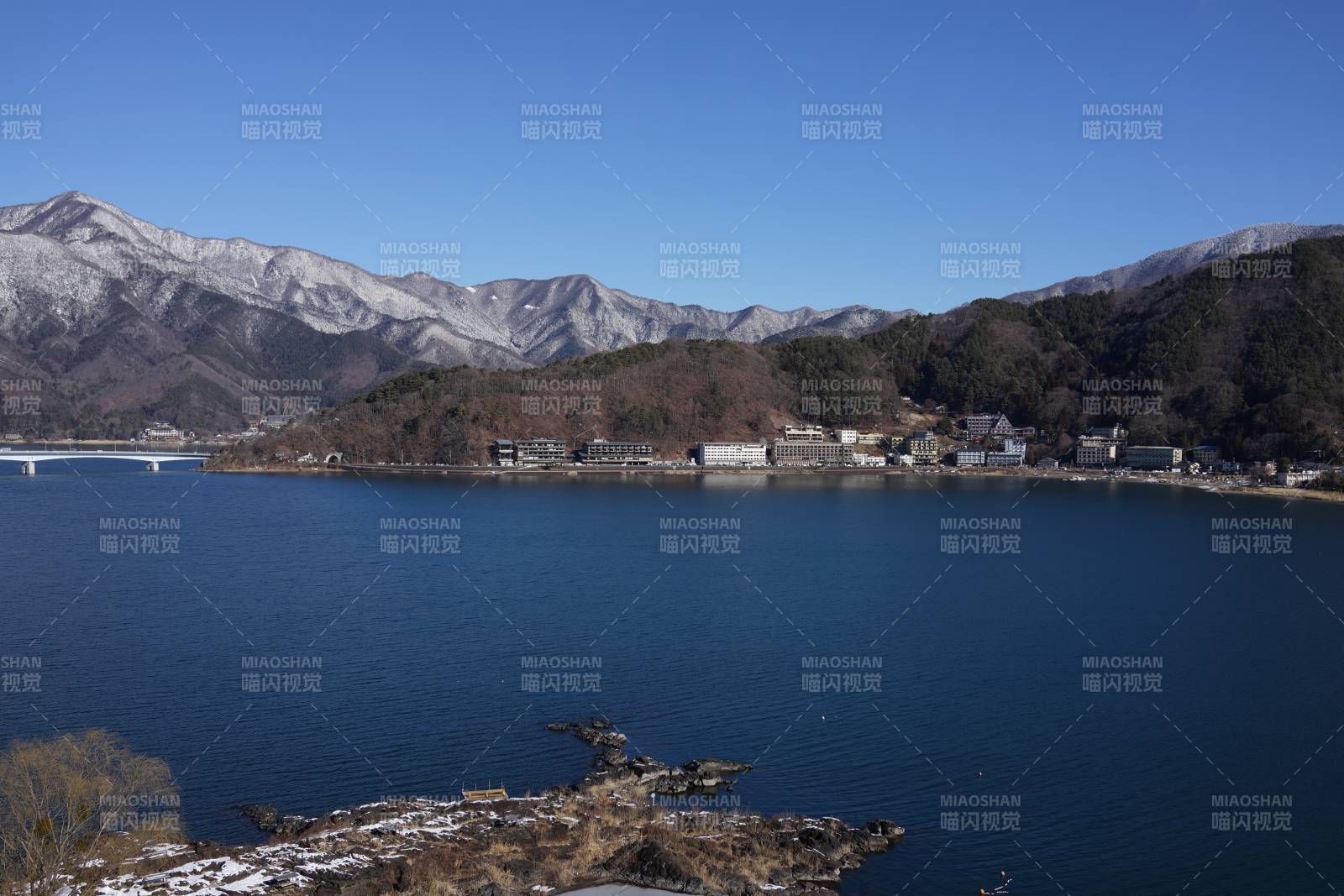 日本河口湖湖光山色映蓝天图片