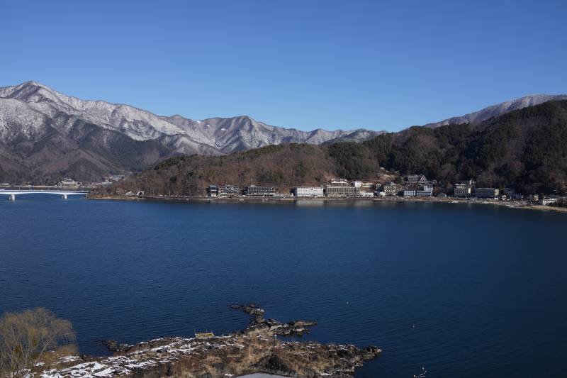 湖光山色映蓝天图片