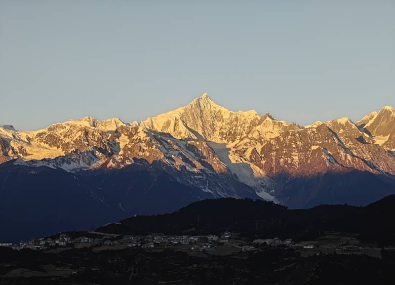 雪山映晨光 静美如画境图片