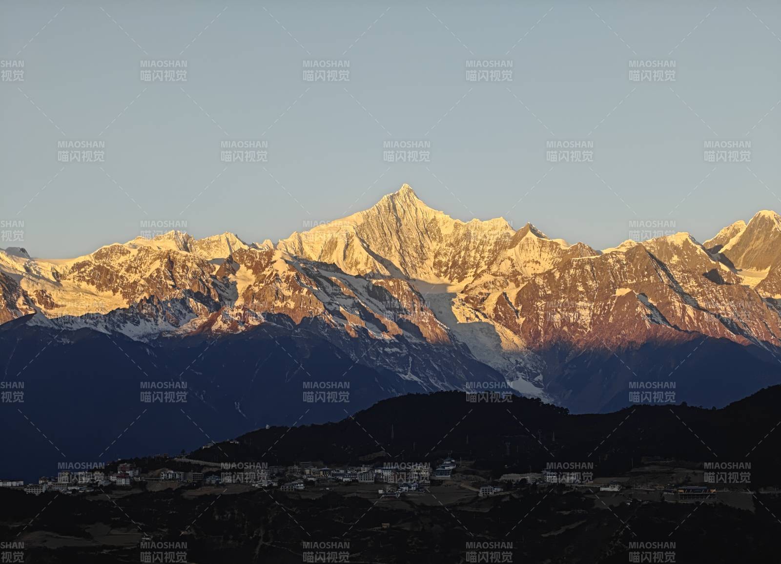 雪山映晨光 静美如画境图片