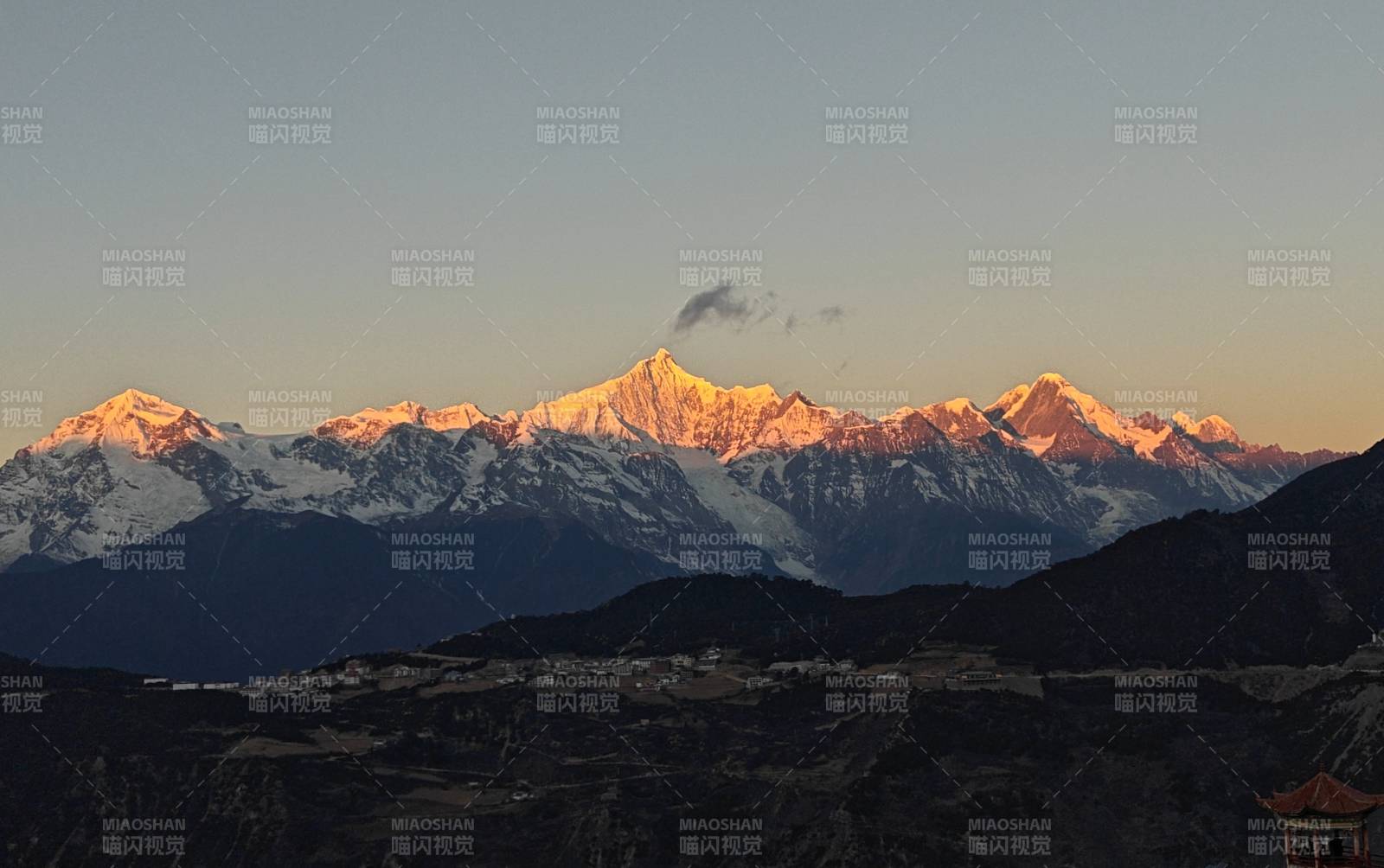 雪山映霞 暮色苍茫图片