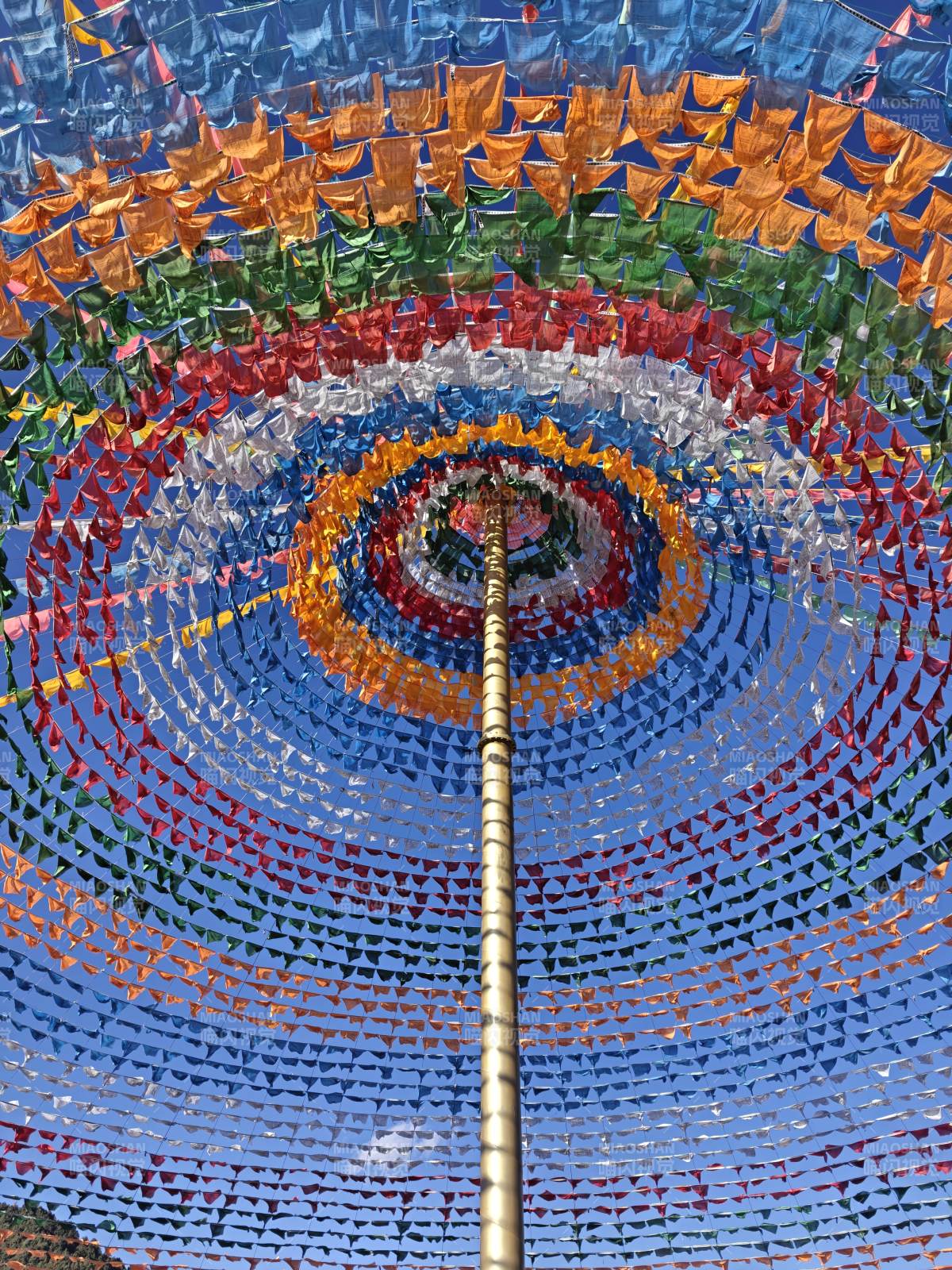 彩幡旋舞映蓝天图片