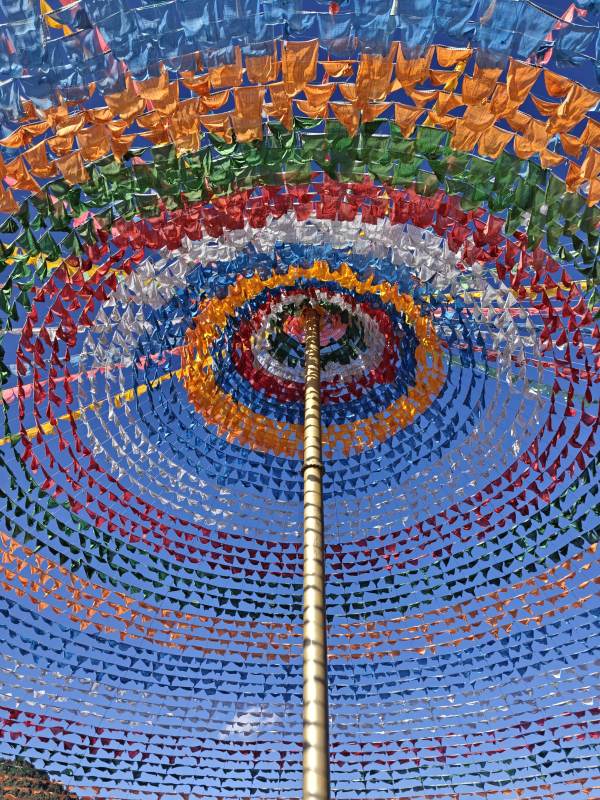 彩幡旋舞映蓝天图片