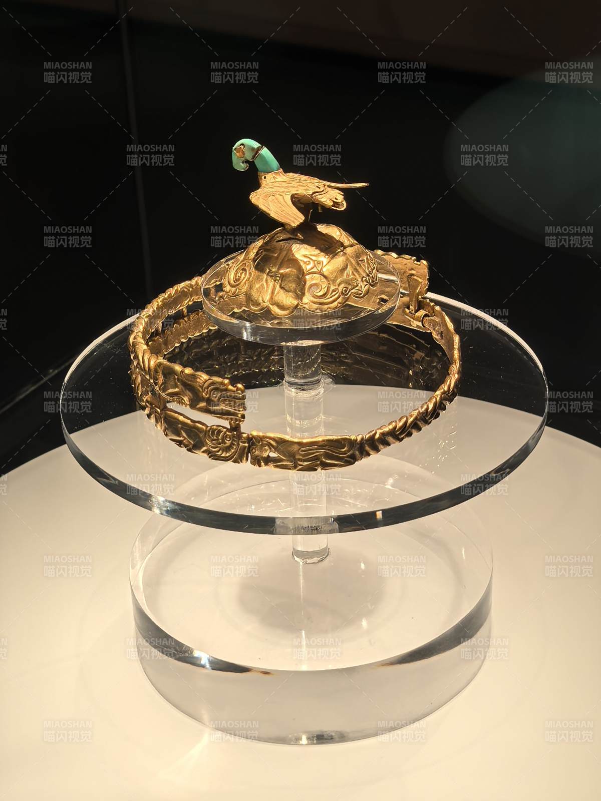 战国鹰顶金冠饰图片