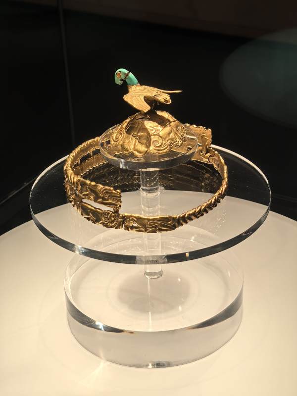 金冠嵌绿松石凤鸟饰图片