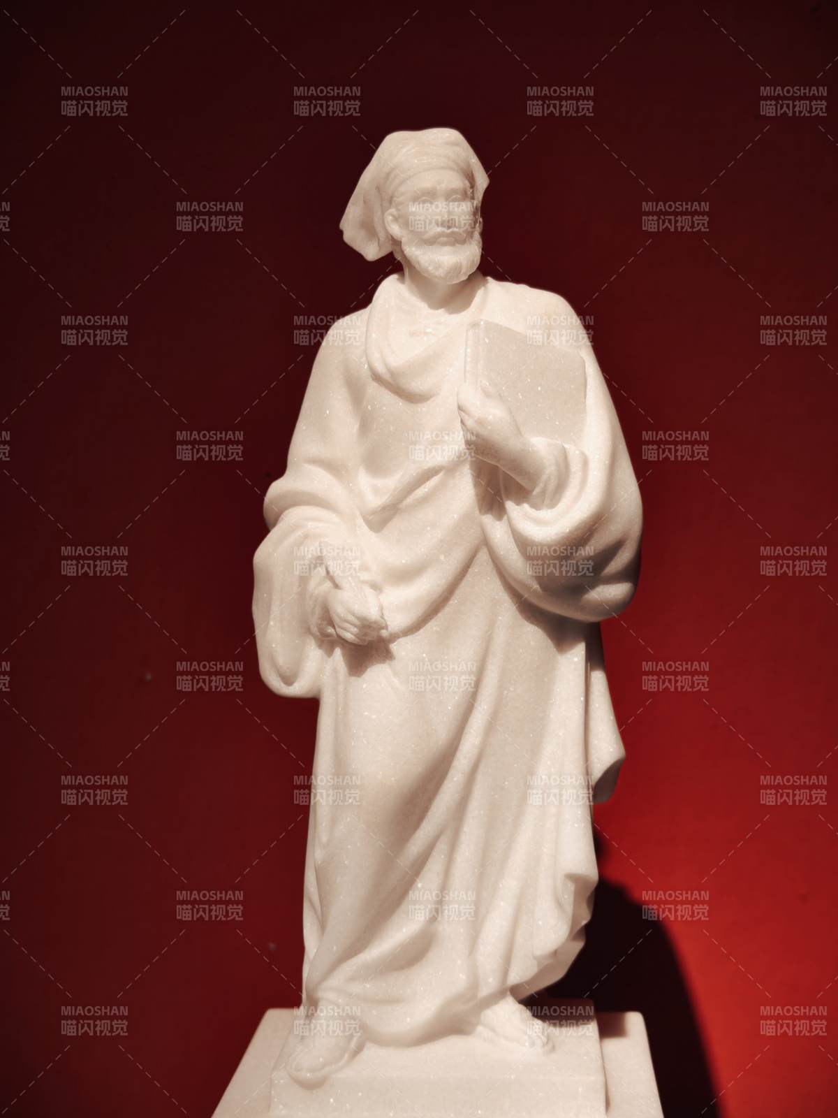 白袍学者持书立像图片