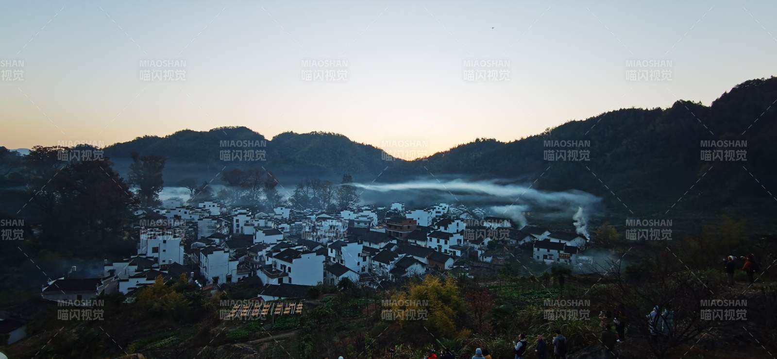 晨雾绕古村 山色映白墙图片