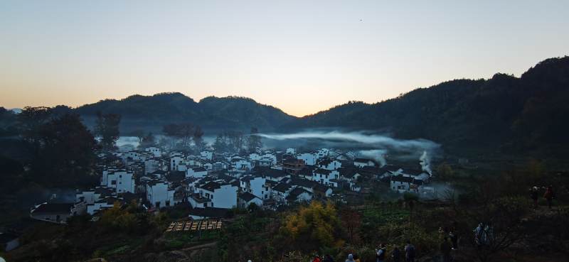 晨雾绕古村 山色映白墙图片