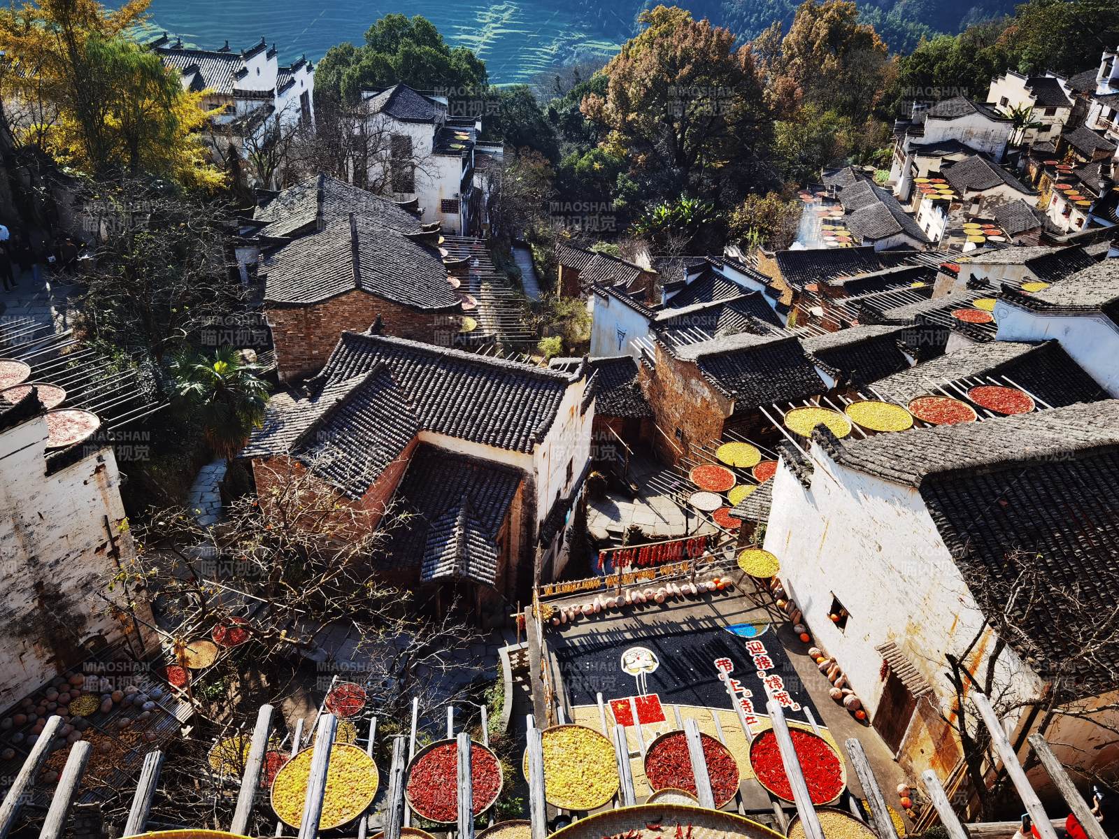 古村晒秋 色彩斑斓如画卷图片