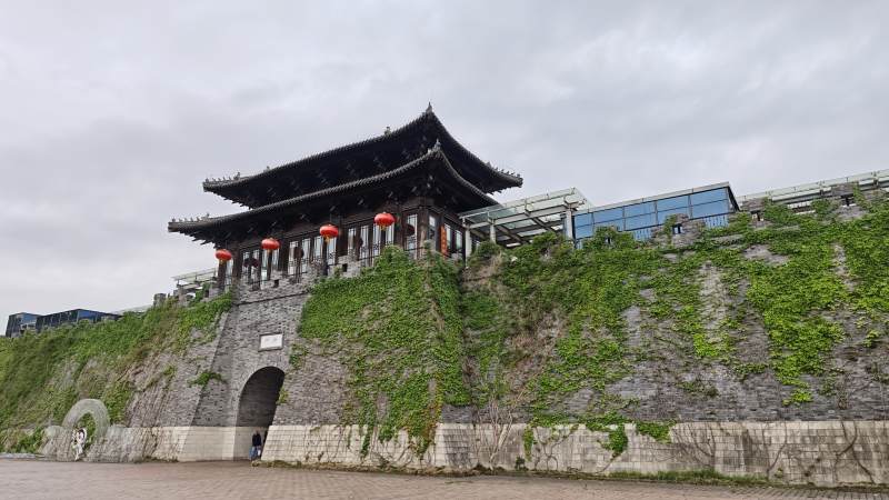 古墙城楼 绿藤缠绕图片