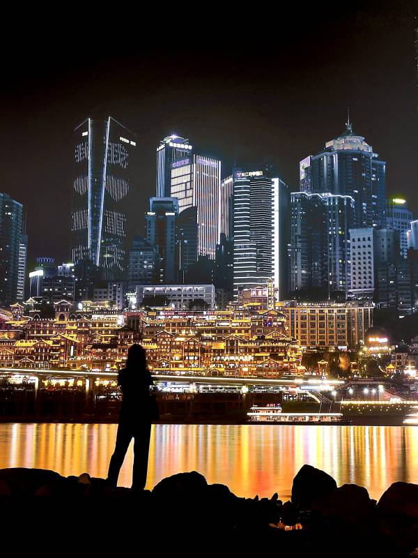 夜瞰山城的灯火辉煌图片