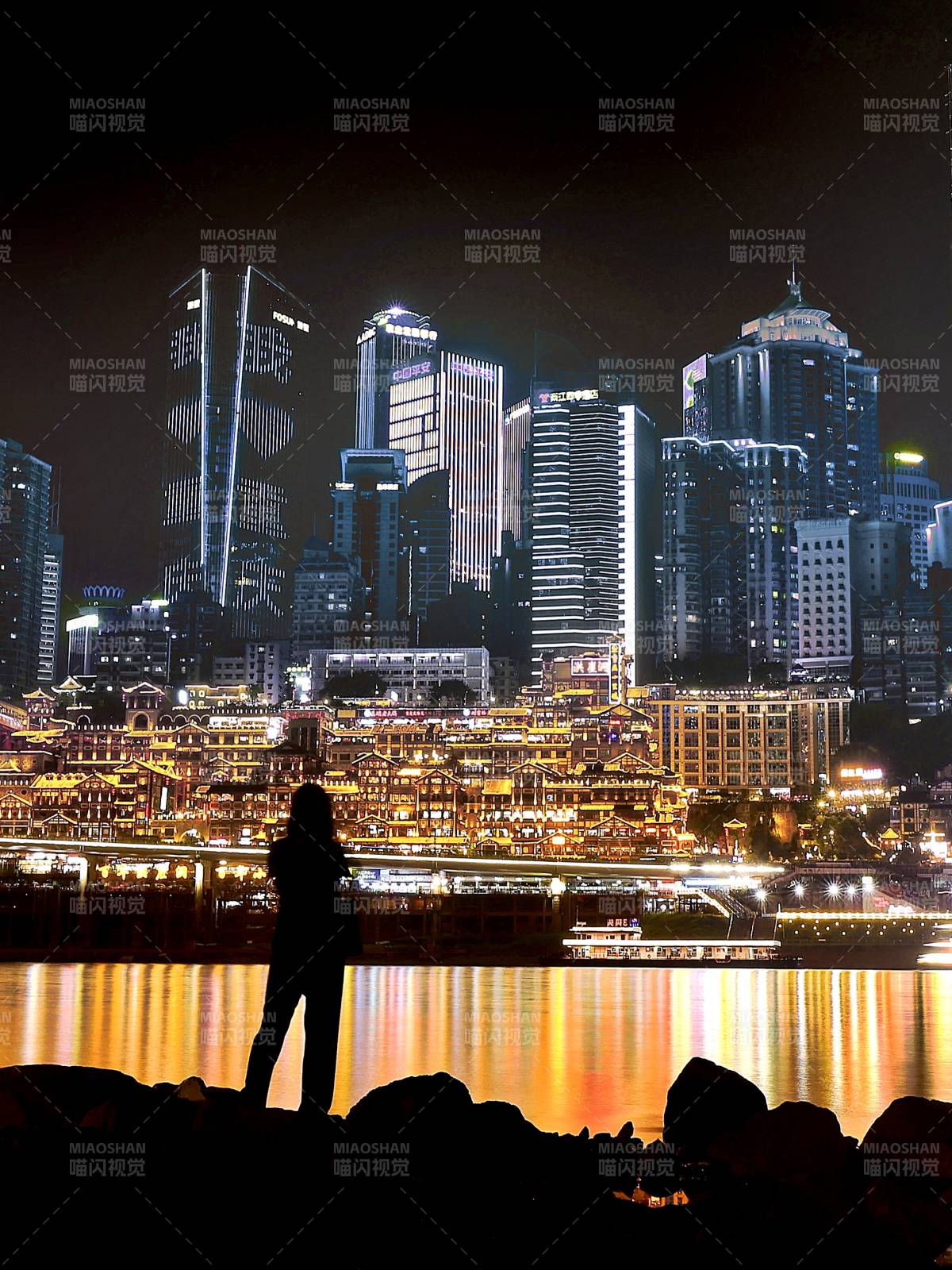 夜瞰山城的灯火辉煌图片