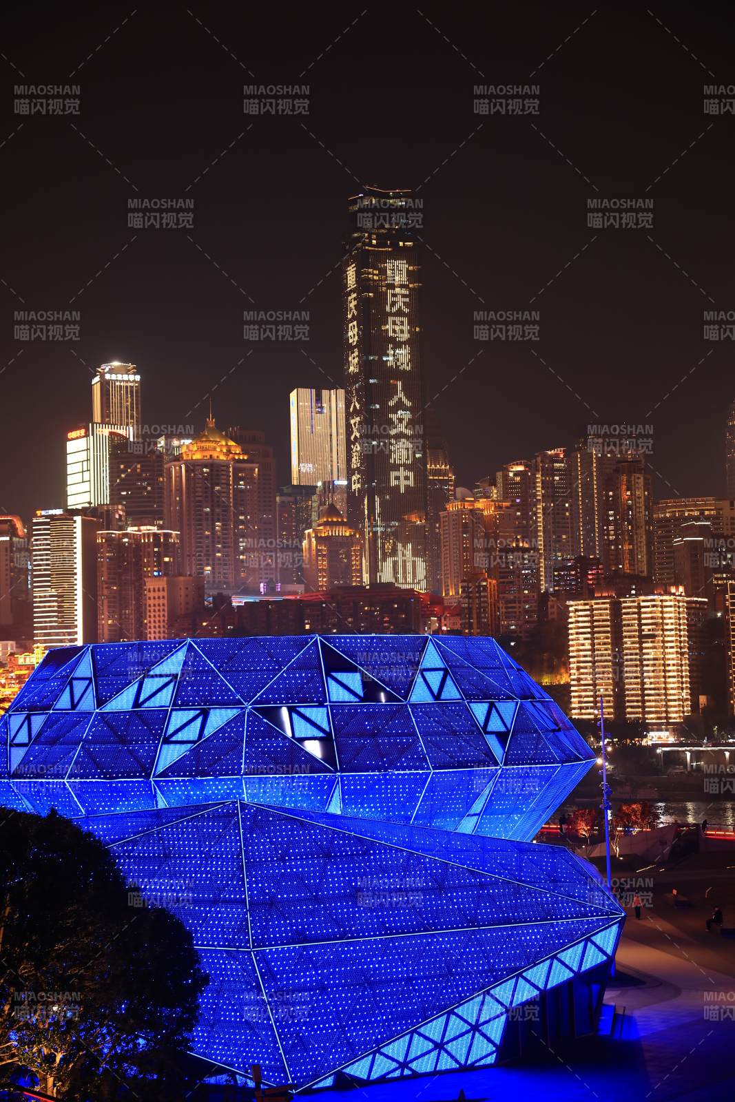 重庆夜景 蓝钻建筑映高楼图片