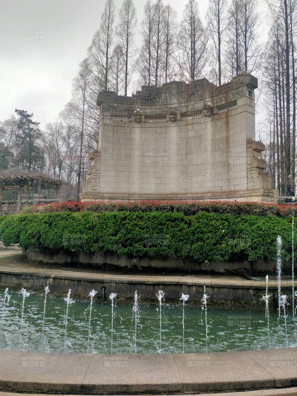 石墙喷泉映冬林图片