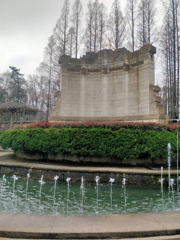 石墙喷泉映冬林图片