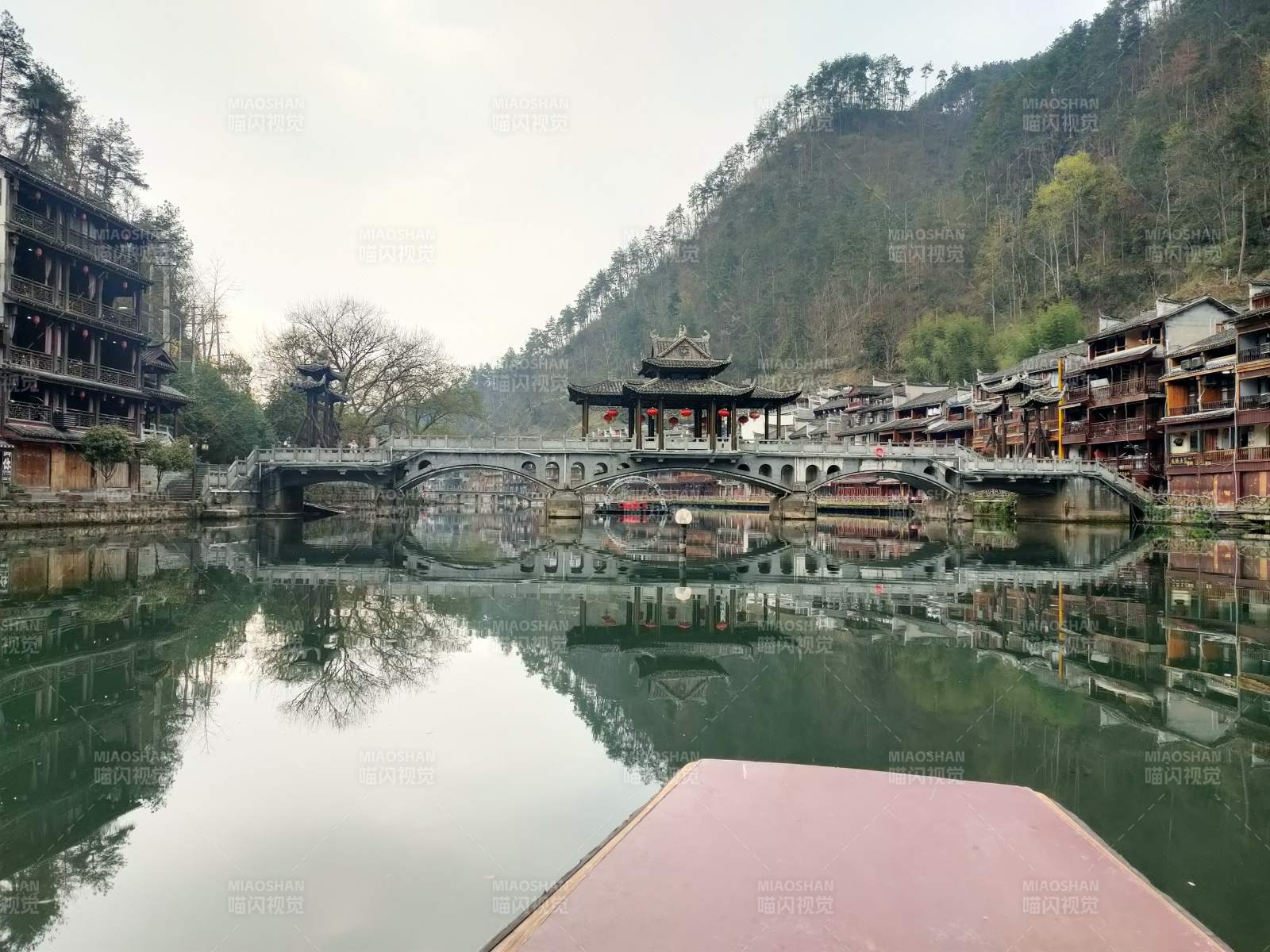 山水古镇 桥影倒映如画图片