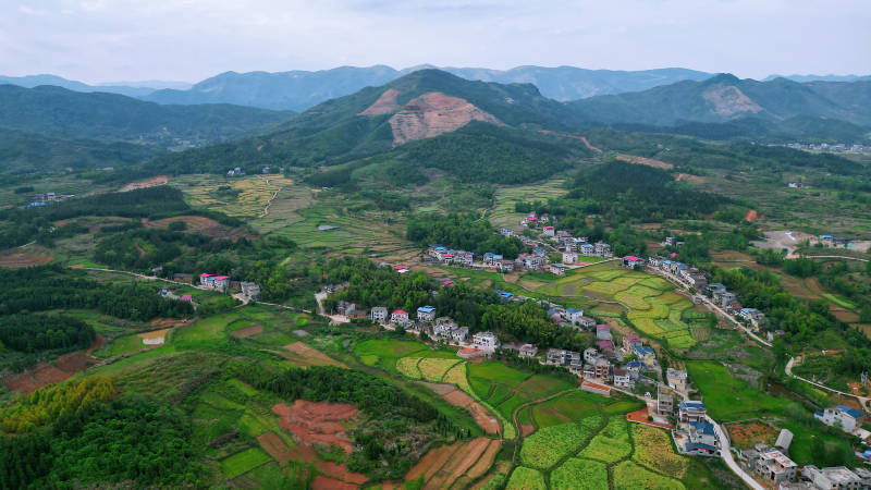 青山环抱田园村寨风光图片