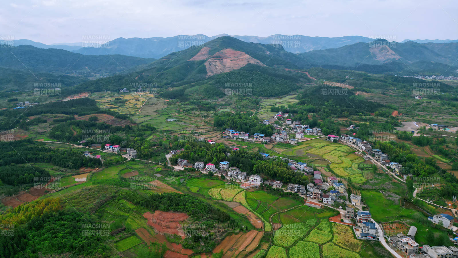 青山环抱田园村寨风光图片
