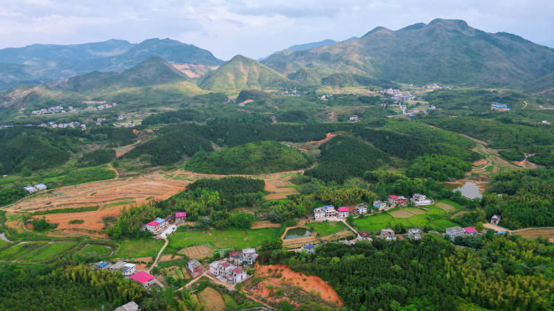 青山环抱 田园村落如画图片