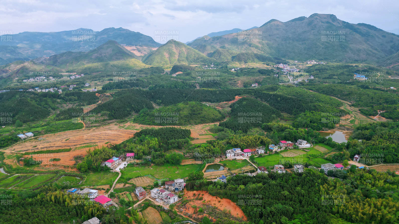 青山环抱 田园村落如画图片