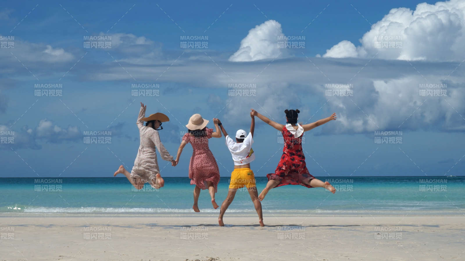 海边跳跃的四位朋友图片