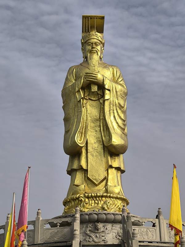 金身玉帝立云端图片