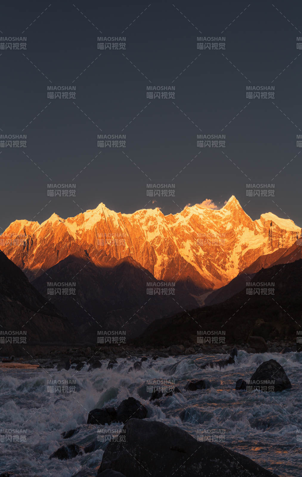 雪山映金辉 激流穿石间图片