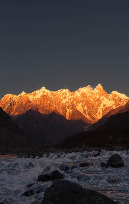 雪山映金辉 激流穿石间图片