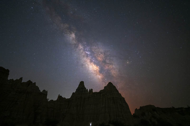 银河悬于奇峰之上图片