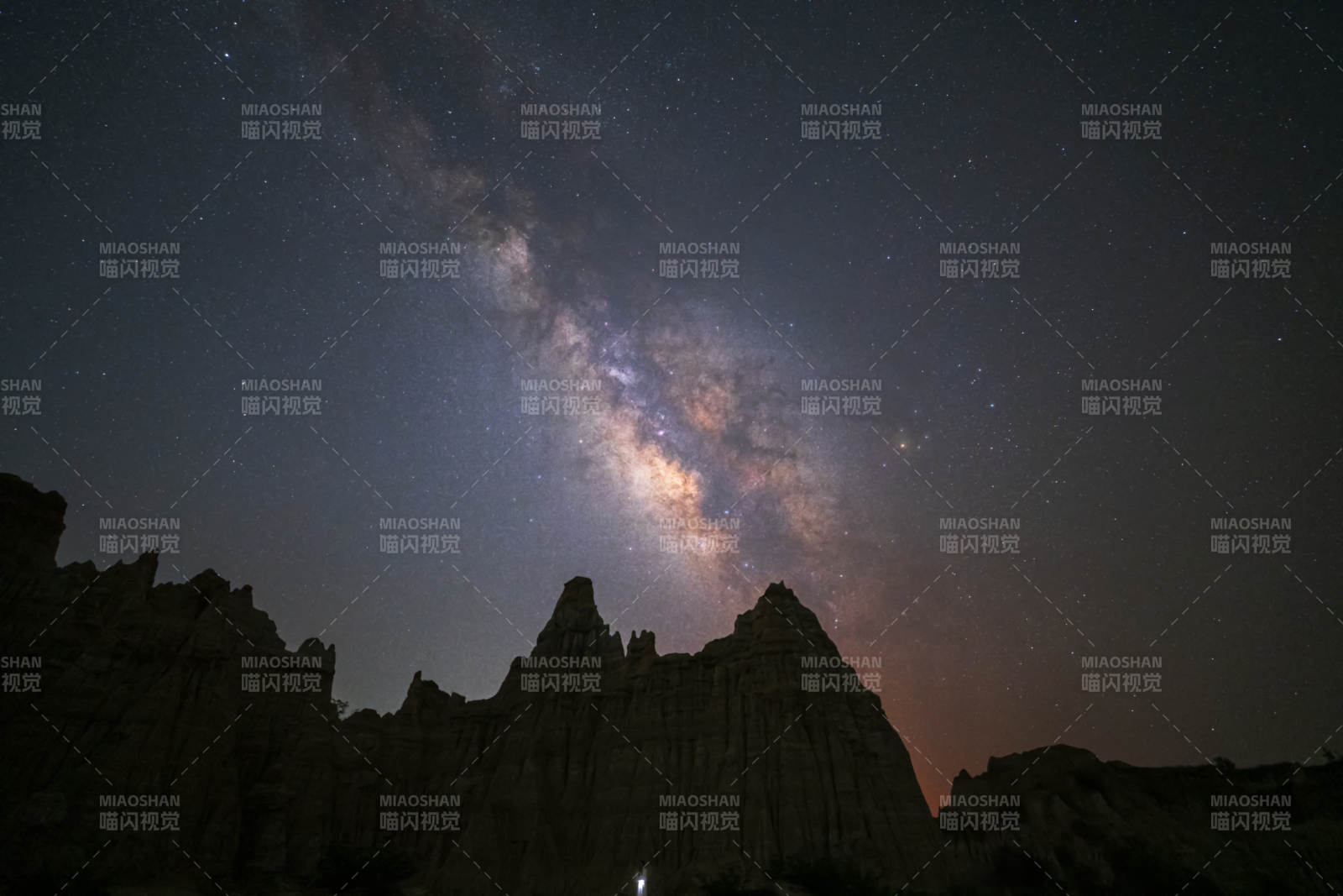 银河悬于奇峰之上图片