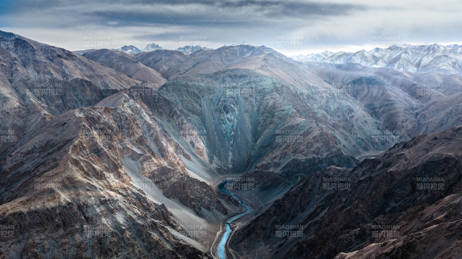 雪山峡谷 蜿蜒河流穿其间图片