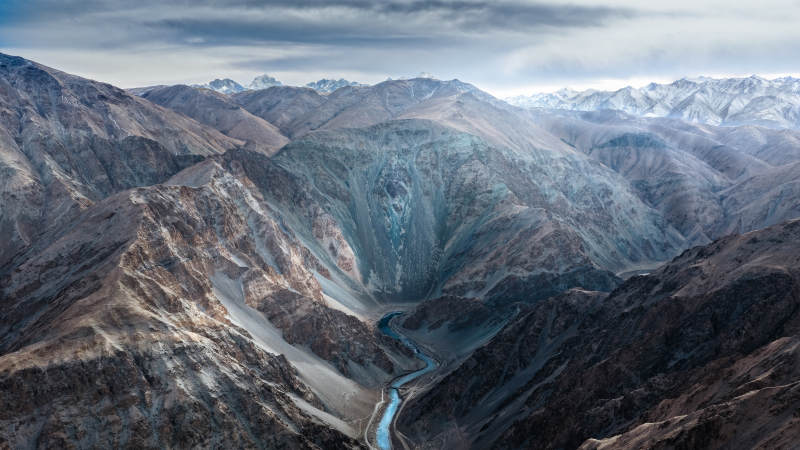 雪山峡谷 蜿蜒河流穿其间图片