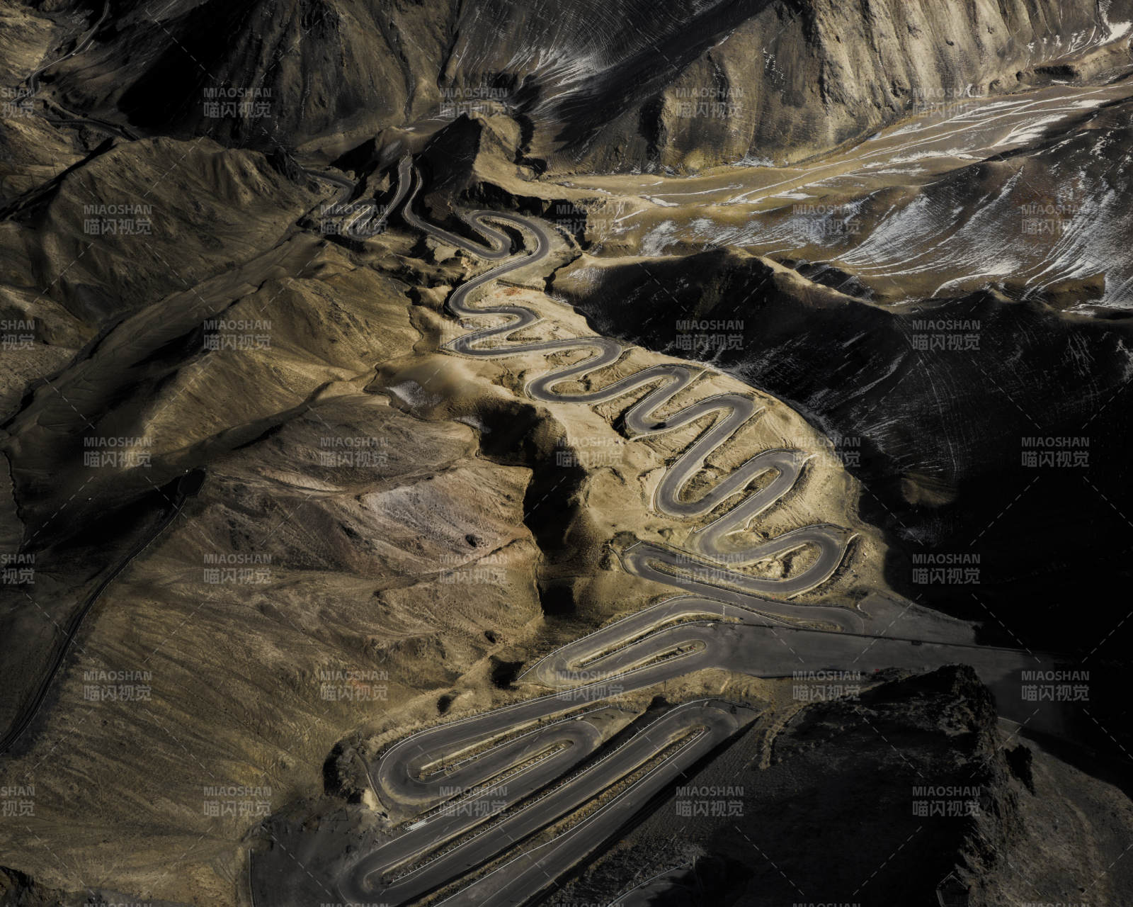 蜿蜒山路穿峡谷图片