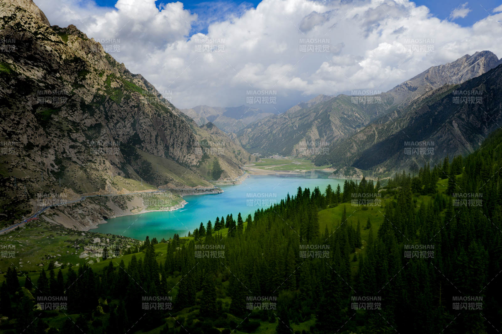 青山环抱碧湖 云影悠悠图片