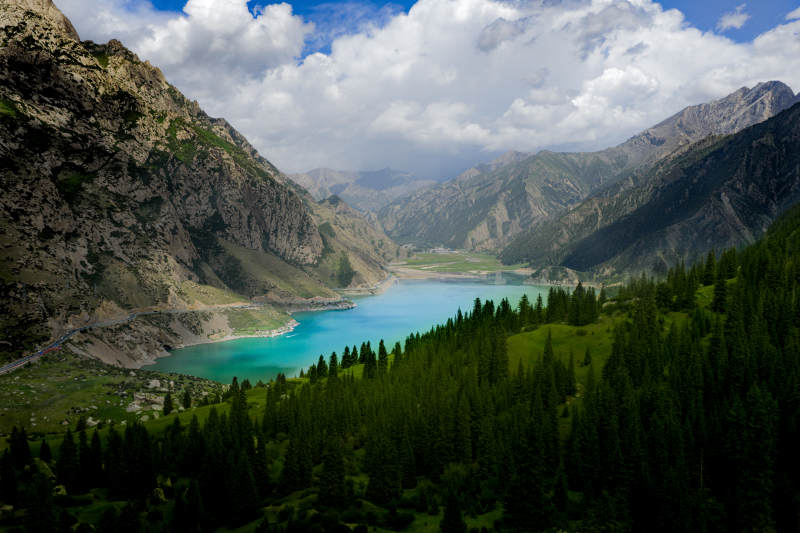 青山环抱碧湖 云影悠悠图片