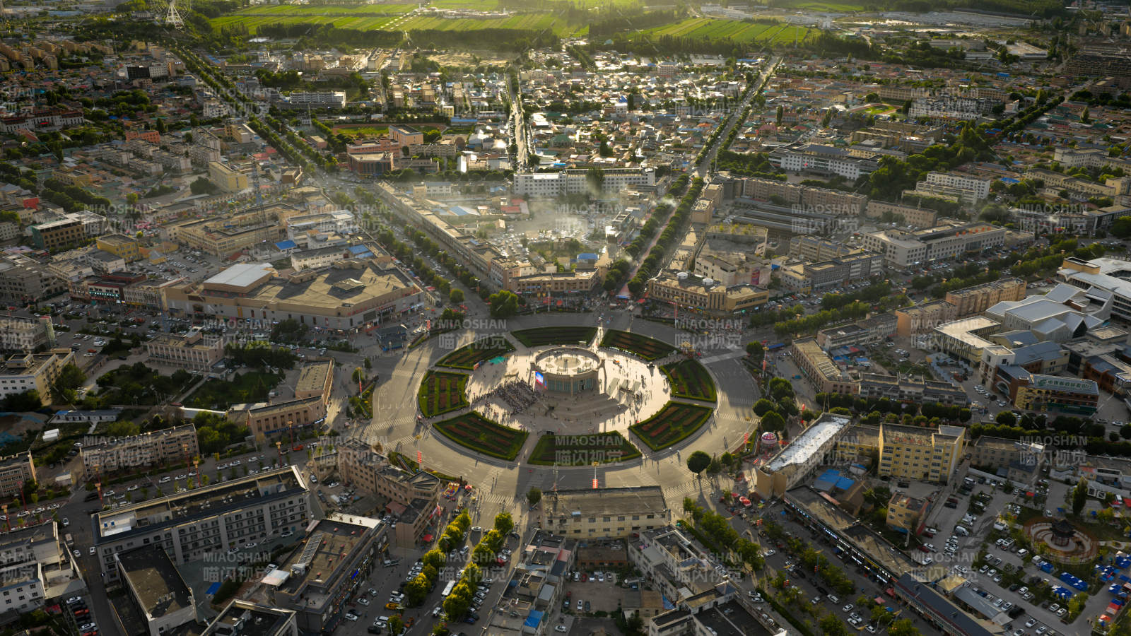 城市中心广场鸟瞰图图片
