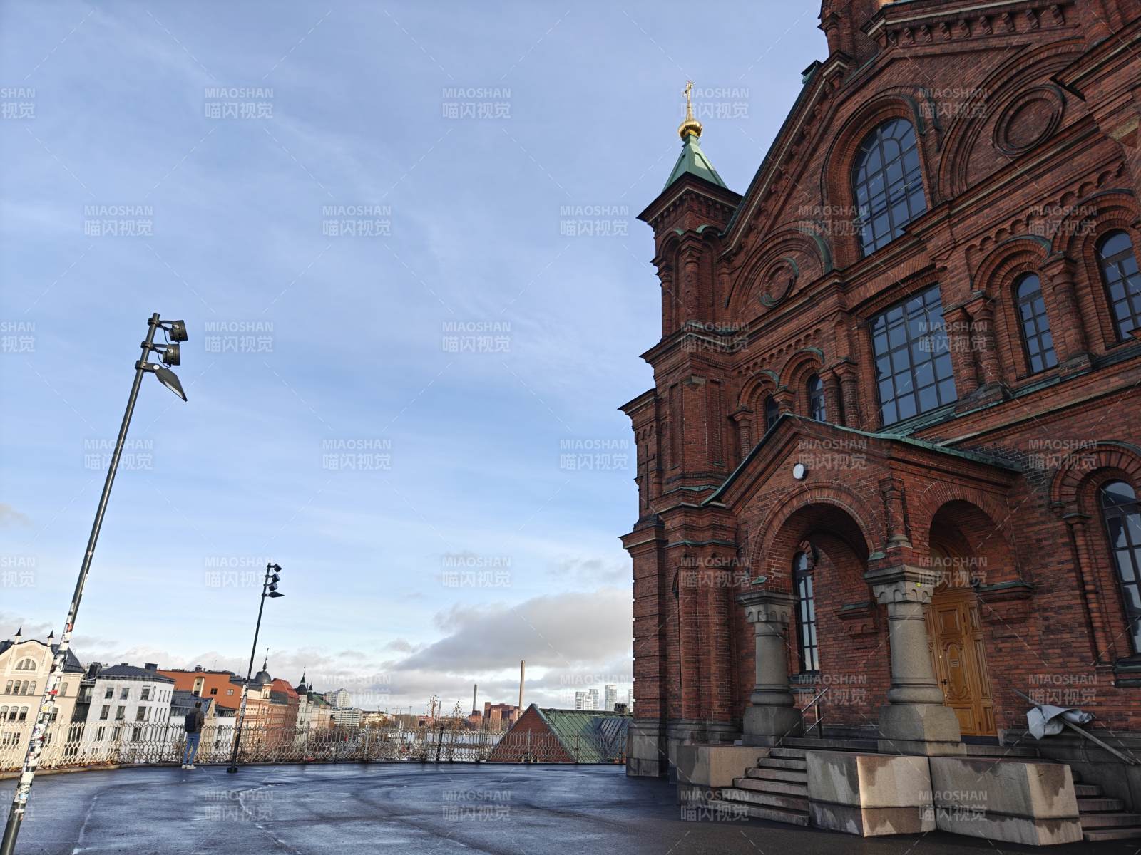 红砖教堂映蓝天图片