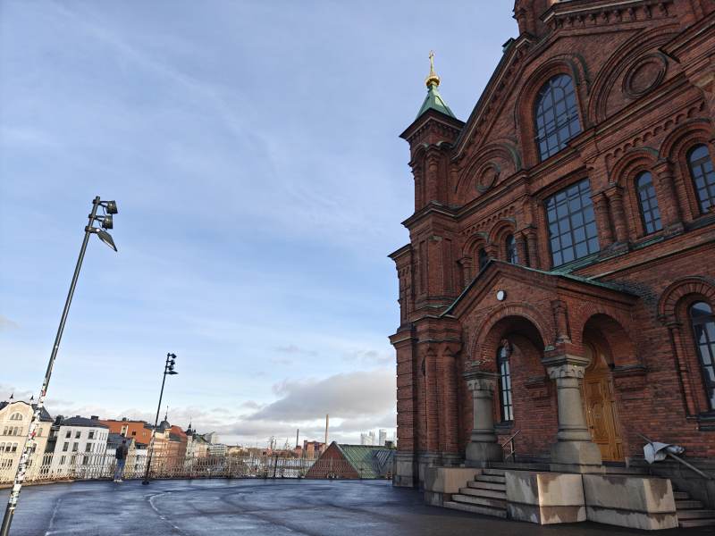 红砖教堂映蓝天图片