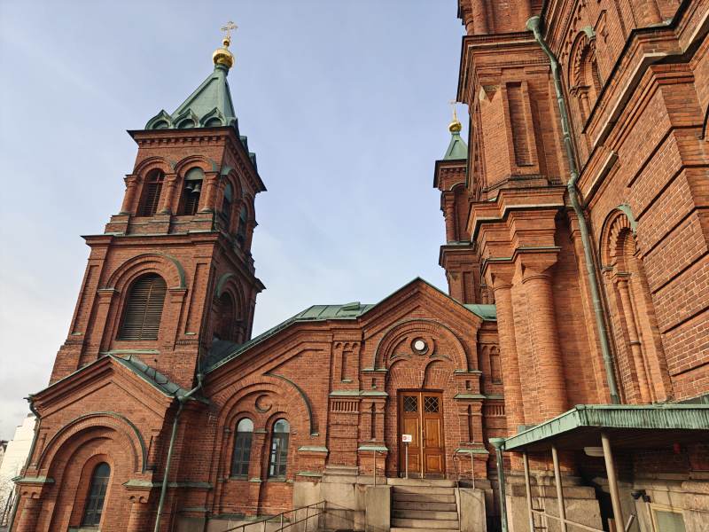 红砖教堂绿顶钟楼图片