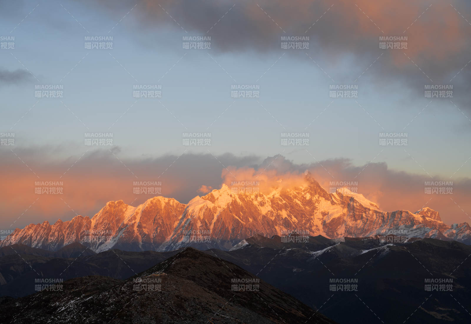 雪山映霞光 壮美如画境图片