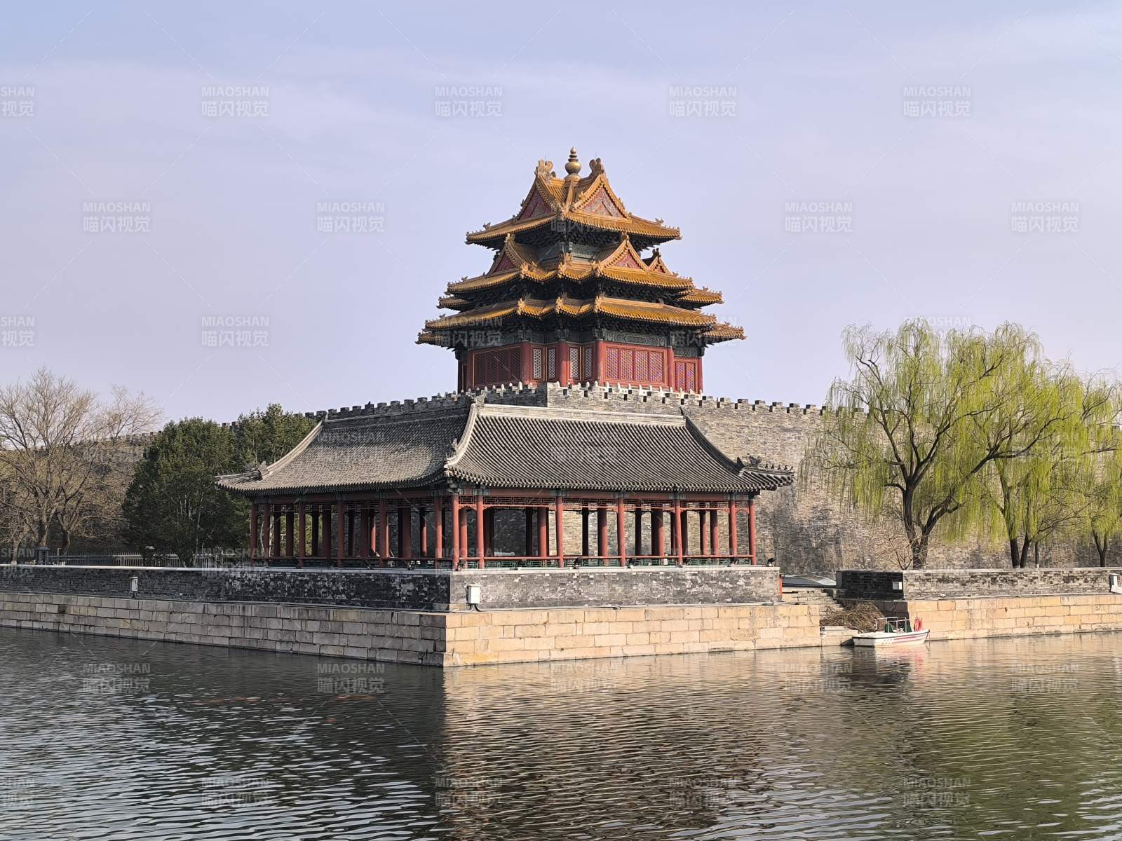 故宫角楼映水春景图片