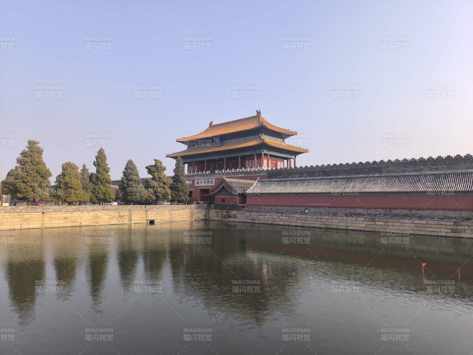 故宫角楼映水静图片