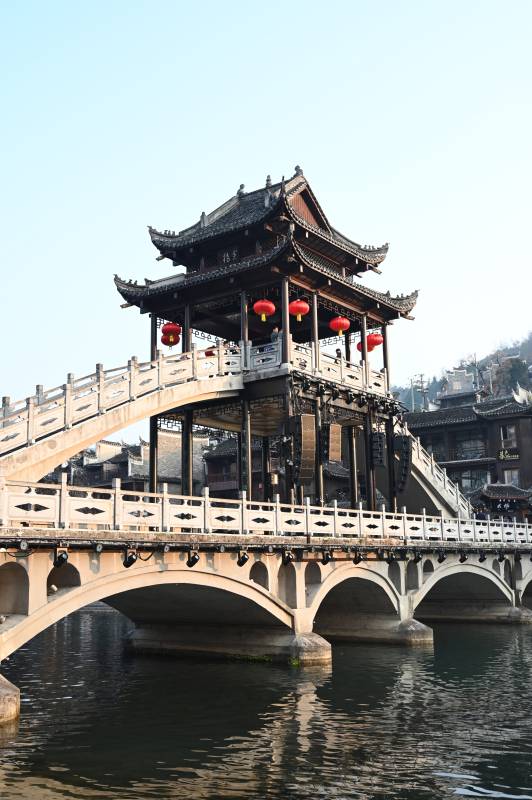 古桥亭阁映水红图片